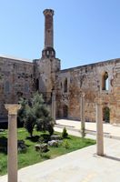 La ville de Selçuk en Anatolie. Cour de la mosquée Isa Bey (auteur Klaus-Peter Simon). Cliquer pour agrandir l'image.
