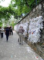 La ville de Selçuk en Anatolie. Ex-voto près de la Maison de Marie. Cliquer pour agrandir l'image.