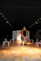 La ville de Selçuk en Anatolie. Défilé de mode à la boutique Kircilar Leather Art. Cliquer pour agrandir l'image.