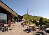 Le Puy de Dôme en Auvergne. La terrasse de la cafétéria. Cliquer pour agrandir l'image dans Adobe Stock (nouvel onglet).