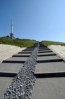 Le Puy de Dôme en Auvergne. Escalier d'accès au sommet. Cliquer pour agrandir l'image dans Adobe Stock (nouvel onglet).