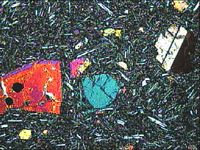 Basalte. Lame de basalte en LPA. Cliquer pour agrandir l'image.