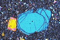 Basalte. Olivine en LPA. Cliquer pour agrandir l'image.