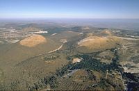 La Chaîne des Puys en Auvergne. La chaîne des Puys vue d'avion. Cliquer pour agrandir l'image.