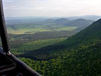 La Chaîne des Puys en Auvergne. La chaîne des Puys vue depuis une montgolfière. Cliquer pour agrandir l'image.