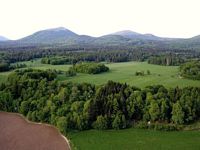 La Chaîne des Puys en Auvergne. La chaîne des Puys vue depuis une montgolfière. Cliquer pour agrandir l'image.