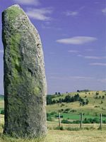 Lac d'Aydat. Menhir. Cliquer pour agrandir l'image.