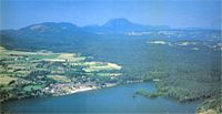 Lac d'Aydat. vu d'avion. Cliquer pour agrandir l'image.