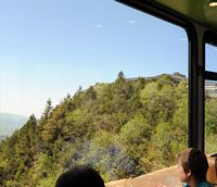 Le Puy de Dôme en Auvergne. Arrivée du train panoramique au sommet du puy de Dôme. Cliquer pour agrandir l'image.