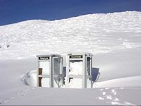 Le Puy de Dôme en Auvergne. Cabines telephoniques sous la neige. Cliquer pour agrandir l'image.
