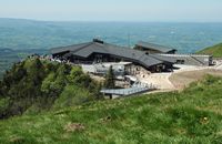 Le Puy de Dôme en Auvergne. Bâtiment d'accueil et de restauration au sommet du puy de Dôme. Cliquer pour agrandir l'image.