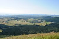 Le Puy de Laschamp en Auvergne. Le puy et la plaine de Laschamp vus depuis le Puy de Dôme. Cliquer pour agrandir l'image.
