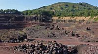 Le Puy de Lemptégy en Auvergne. Exploitation. Cliquer pour agrandir l'image.