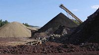 Le Puy de Lemptégy en Auvergne. Exploitation. Cliquer pour agrandir l'image.