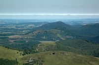 Le Puy des Gouttes en Auvergne. Le Puy des Gouttes et le Puy Chopine vus depuis le Puy de Dôme. Cliquer pour agrandir l'image.