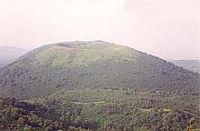 Le Puy Pariou en Auvergne. vu du puy de Dôme. Cliquer pour agrandir l'image.