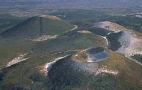 Le Puy Pariou en Auvergne. en hiver vu des airs. Cliquer pour agrandir l'image.
