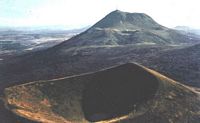 Puy Pariou. le puy de Dôme en fond. Cliquer pour agrandir l'image.