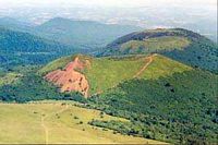 Le Puy Pariou en Auvergne. vu du puy de Dôme. Cliquer pour agrandir l'image.