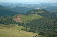 Le Puy Pariou en Auvergne. Le Puy Pariou vu depuis le Puy de Dôme. Cliquer pour agrandir l'image.