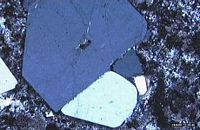 Rhyolite. Quartz en lpa. Cliquer pour agrandir l'image.