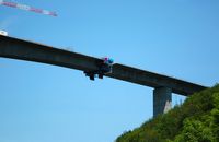 La rivière Sioule en Auvergne. Construction du viaduc de l'A89 sur la Sioule en 2005. Cliquer pour agrandir l'image.