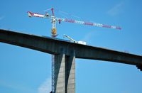La rivière Sioule en Auvergne. Construction du viaduc de l'A89 sur la Sioule en 2005. Cliquer pour agrandir l'image.
