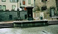 Trachyandesite. Fontaine de Volvic. Cliquer pour agrandir l'image.