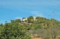 Le village d'Alquéria Blanca à Majorque. Le Puig Gros et le sanctuaire Notre-Dame de la Consolation. Cliquer pour agrandir l'image dans Adobe Stock (nouvel onglet).