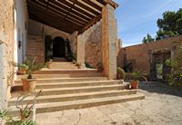 Le village d'Alquéria Blanca à Majorque. Le porche du sanctuaire Notre-Dame de la Consolation. Cliquer pour agrandir l'image dans Adobe Stock (nouvel onglet).
