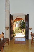 Le village d'Alquéria Blanca à Majorque. Le porche du sanctuaire Notre-Dame de la Consolation. Cliquer pour agrandir l'image dans Adobe Stock (nouvel onglet).