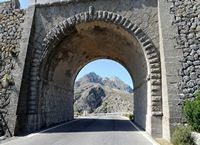 Le village de Sa Calobra à Majorque. Noeud de cravate à Sa Calobra. Cliquer pour agrandir l'image dans Adobe Stock (nouvel onglet).