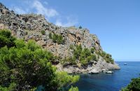 Le village de Sa Calobra à Majorque. Bateau de Soller. Cliquer pour agrandir l'image dans Adobe Stock (nouvel onglet).