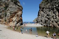 Le village de Sa Calobra à Majorque. Plage du torrent de Pareis. Cliquer pour agrandir l'image dans Adobe Stock (nouvel onglet).