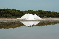 Le village de Colónia de Sant Jordi à Majorque. Récolte de sel au marais salant de s'Avall. Cliquer pour agrandir l'image dans Adobe Stock (nouvel onglet).