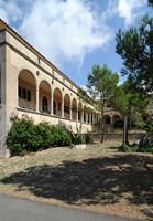 Le sanctuaire de Cura de Randa à Majorque. Les arcades du sanctuaire. Cliquer pour agrandir l'image dans Adobe Stock (nouvel onglet).