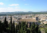 La ville d'Artà à Majorque. L'église de la Transfiguration vue depuis le sanctuaire. Cliquer pour agrandir l'image dans Adobe Stock (nouvel onglet).