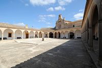 Le sanctuaire de Monti-sion à Porreres à Majorque. Le cloître. Cliquer pour agrandir l'image dans Adobe Stock (nouvel onglet).
