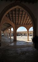 Le sanctuaire de Monti-sion à Porreres à Majorque. Le cloître. Cliquer pour agrandir l'image dans Adobe Stock (nouvel onglet).