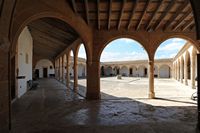 Le sanctuaire de Monti-sion à Porreres à Majorque. Le cloître. Cliquer pour agrandir l'image dans Adobe Stock (nouvel onglet).
