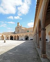 La ville de Porreres à Majorque. Le cloître du sanctuaire de Monti-sion. Cliquer pour agrandir l'image dans Adobe Stock (nouvel onglet).