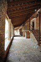 Le monastère de Lluc à Majorque. Les porches (els porxets) du monastère de Lluc. Cliquer pour agrandir l'image.