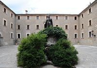 Le monastère de Lluc à Majorque. Statue de Pere Joan Campins. Cliquer pour agrandir l'image.