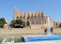 Cathedral of Palma de Mallorca - Cathedral view from the Parc de la Mer. Click to enlarge the image.