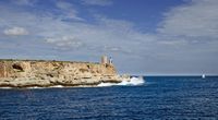 Le village de Cala Figuera à Majorque. L'entrée de la crique et le phare (auteur Pjt56). Cliquer pour agrandir l'image.