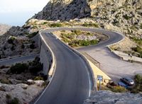 Le village de Sa Calobra à Majorque. Route en « noeud de cravate » de Sa Calobra. Cliquer pour agrandir l'image.