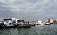 Le village de Colónia de Sant Jordi à Majorque. Bateaux d'excursion dans le port. Cliquer pour agrandir l'image.