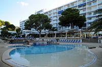 Le village de Costa dels Pins à Majorque. La piscine de l'hôtel Punta Rotja. Cliquer pour agrandir l'image.