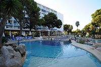 Le village de Costa dels Pins à Majorque. La piscine de l'hôtel Punta Rotja. Cliquer pour agrandir l'image.