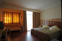Le village de Costa dels Pins à Majorque. Une chambre de l'hôtel Punta Rotja. Cliquer pour agrandir l'image.
